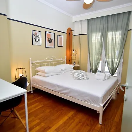 Colourful & Family-friendly Flat With A Funky Swing! *
