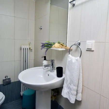 Colourful & Family-friendly Flat With A Funky Swing! Apartment