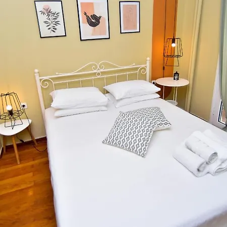 Colourful & Family-friendly Flat With A Funky Swing! * סלוניקי